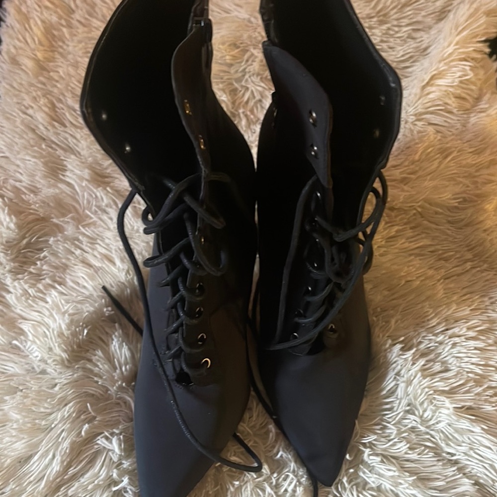 Olivia J. Women’s 9 Black Pointed Lace/Zipper High Heeled Ankle Boot 4 1/2 in